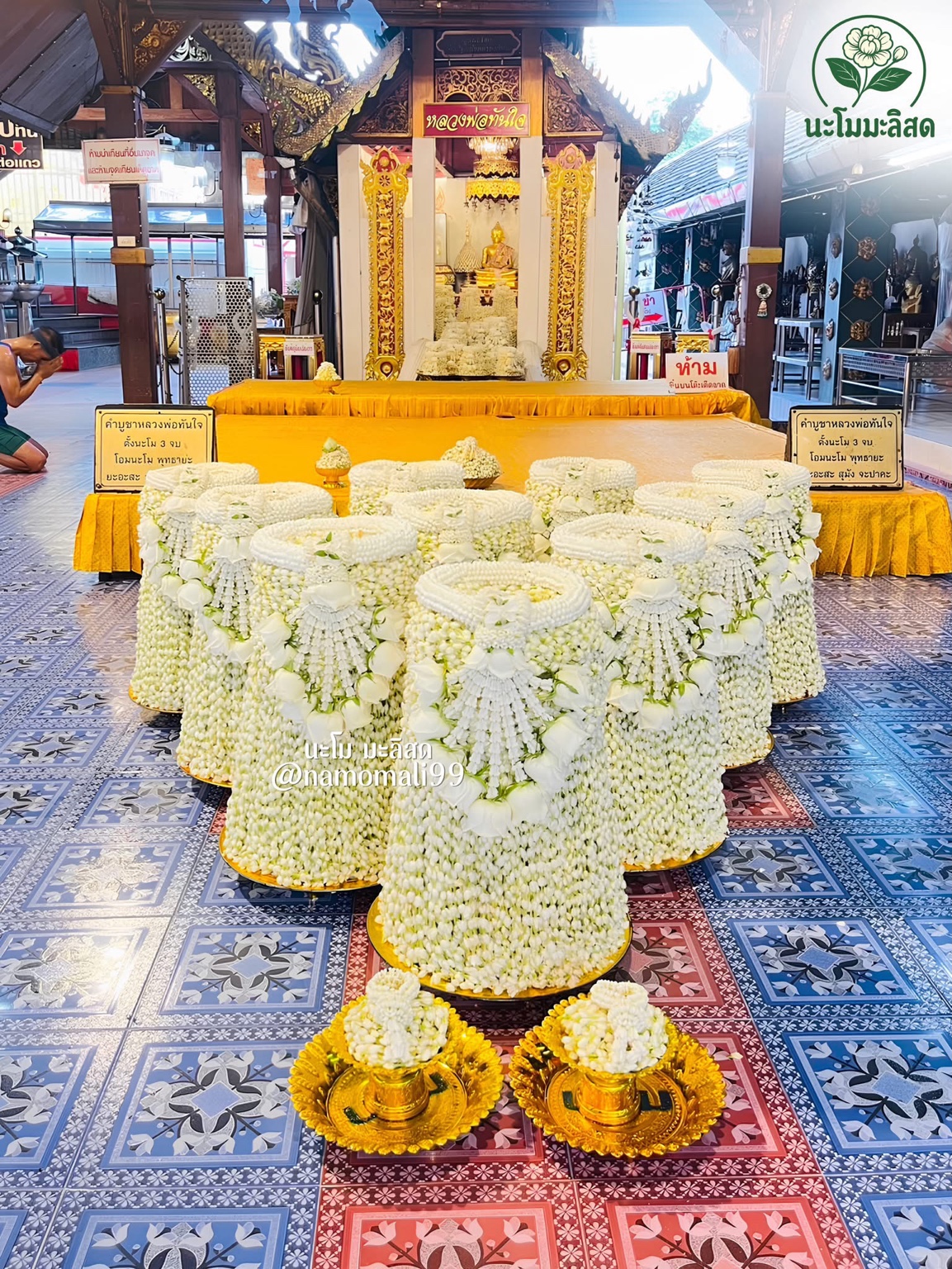 พานดอกมะลิสดจำนวนมาก